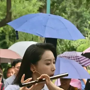 ​细雨中孙楚泊重回紫竹院公园，携北京民族乐团带来“竹海回响”音乐会 ... ...